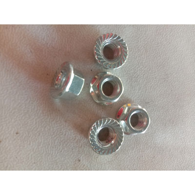 mur topi M8 (kunci 12)