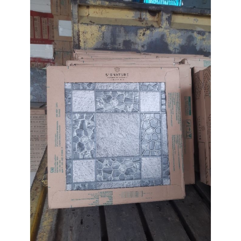 Keramik Lantai Teras Garasi Dinding Kasar Motif Batu Alam Timbul 40x40 Neo Lagos Grey