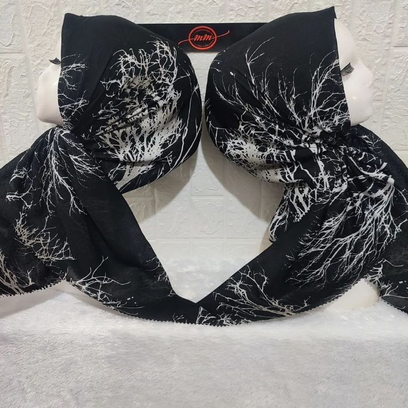 HIJAB SEGIEMPAT VOAL MOTIF RANTAI HITAM