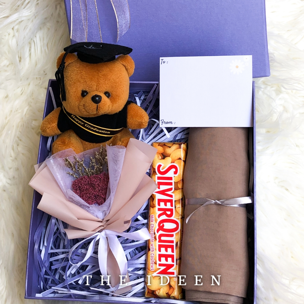 THE IDEEN - 011-01 | HAMPERS WISUDA UNGU CEWEK TEDDY BEAR BUKET BUNGA MINI HIJAB SEGIEMPAT FREE KARTU UCAPAN | HARD BOX PREMIUM KADO BONEKA GRADUATION CUTE GIFT SET AESTHETIC