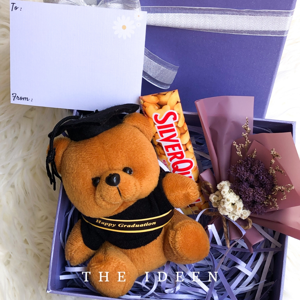 THE IDEEN - 013-01 | HAMPERS WISUDA BOX UNGU CEWEK COWOK TEDDY BEAR BUKET BUNGA MINI DAN COKELAT FREE KARTU UCAPAN | HARD BOX PREMIUM KADO BONEKA GRADUATION CUTE GIFT SET AESTHETIC