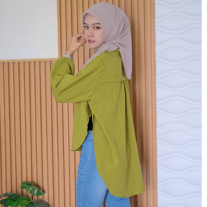 Outer Korean Style Lady Crush Livia Blouse Kemeja Lady Crush Shirt Oversized Outer Korean Style Lady Crush - Livia Blouse Wanita Bahan Lady Crush - Kemeja Style korea Belah Samping Kekinian Bahan Adem Bertekstur