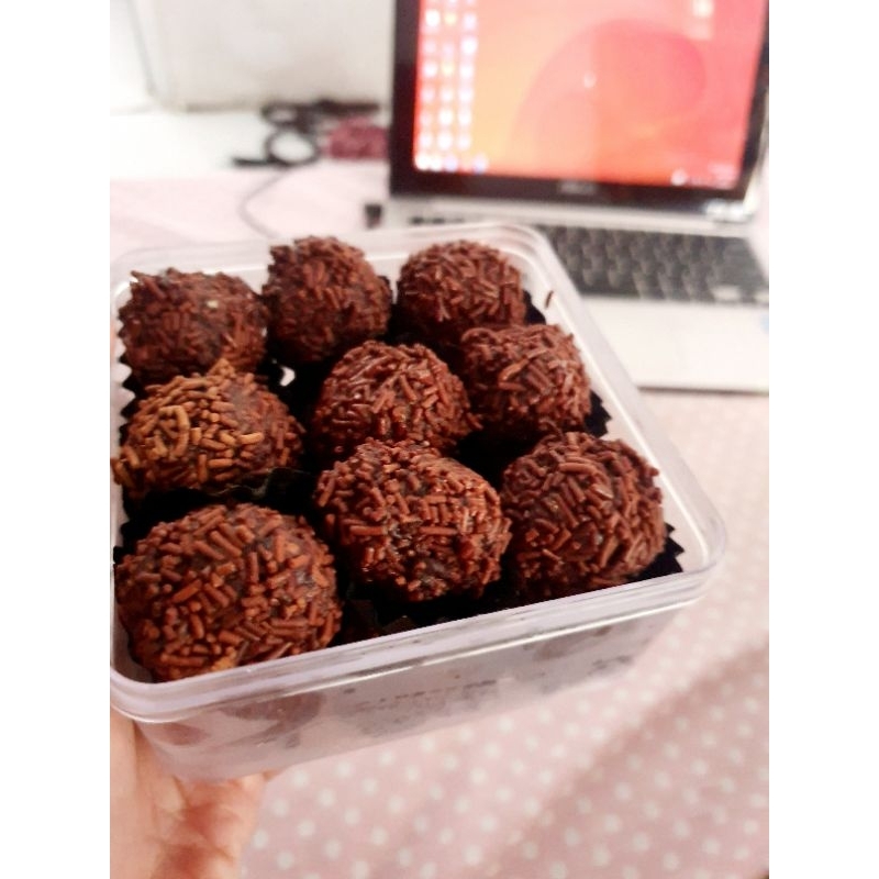 

KUE BOLA COKLAT/KUE RAMBUTAN ISI REGAL SUSU