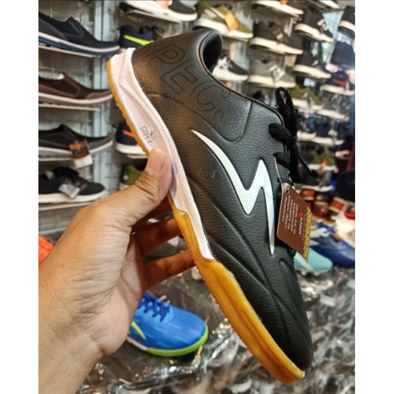sepatu futsal specs hitam