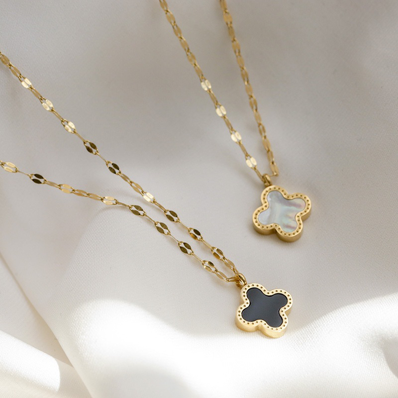 Kalung Titanium Clover Black White Bolak Balik Korea Fashion Style