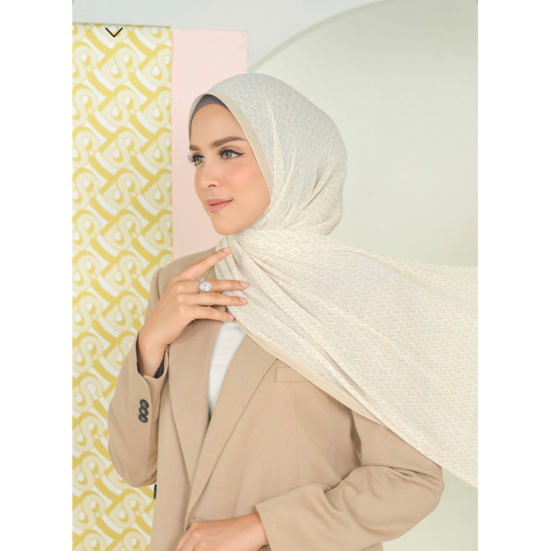 Bimu Pleated Shawl Buttonscraves