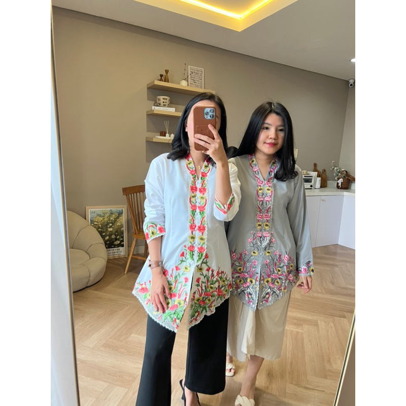 ISSA KEBAYA BROKAT LENGAN PANJANG - Putih & Abu