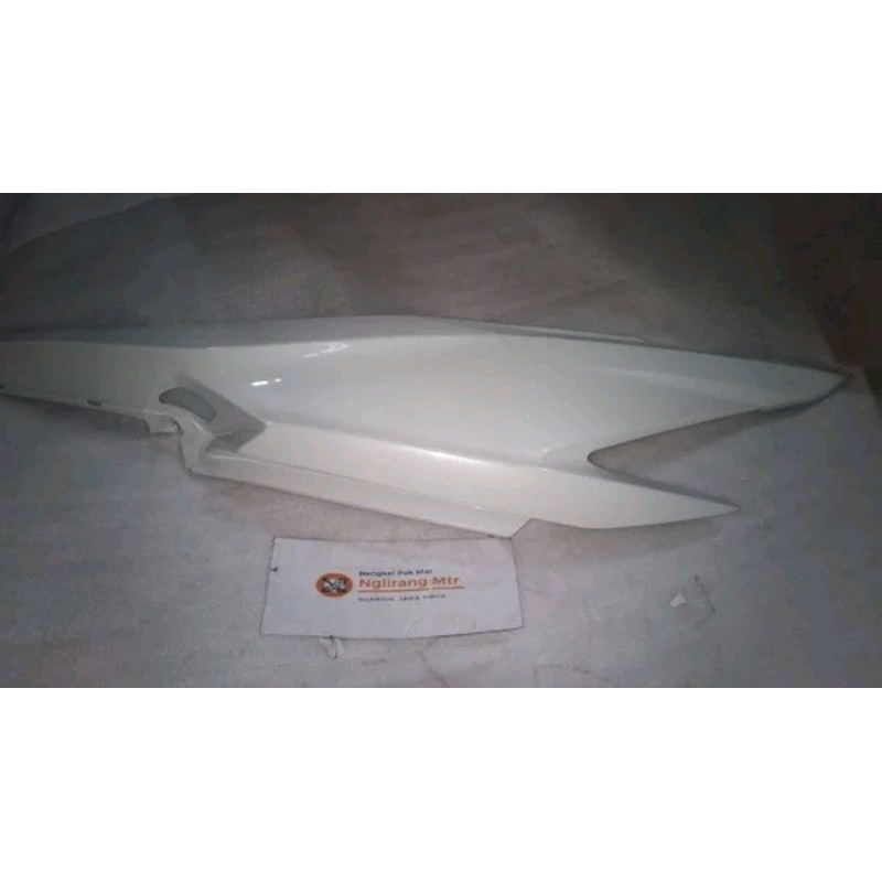 cover bok body belakang kiri Vario 125 lama warna putih kode part 83600 kzr 600pfw