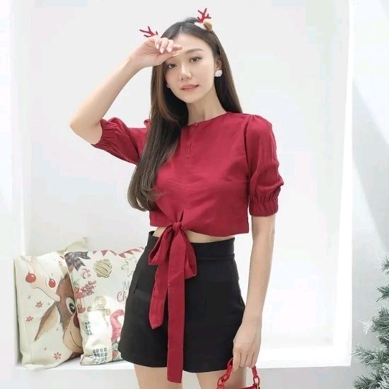 ATASAN CASUAL BLOUSE BLUS WANITA REMAJA GADIS DEWASA PEMUDI TANGAN PENDEK LENGAN KARET LEHER O ADA KANCING BAHAN KATUN PREMIUM COTTON PINGGANG TINGGI CROP TOP TALI IKAT PERUT POTONGAN PENDEK ADA PITA MENYATU PANJANG UKURAN ALL SIZE FIT S M GAYA SANTAI