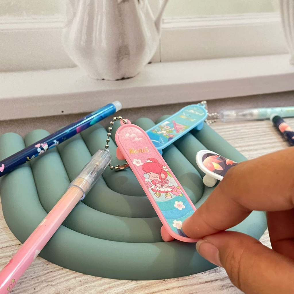 

PULPEN GANTUNGAN SKATEBOARD NANCY PENA PEN GEL TINTA MURAH UNIK LUCU READY STOCK GROSIR COD