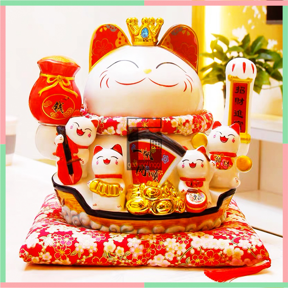 Patung Pajangan Hiasan Boneka Dekorasi Kucing Bawa Panggil Rejeki Rezeki Hoki Maneki Neko Maneko Neki ManekiNeko Lucky Cat Keberuntungan Keramik Baterai Batrai Batre Listrik Tangan Goyang Gerak Meja Etalase Toko Resto Cafe Cina China Jepang Jumbo XL Putih