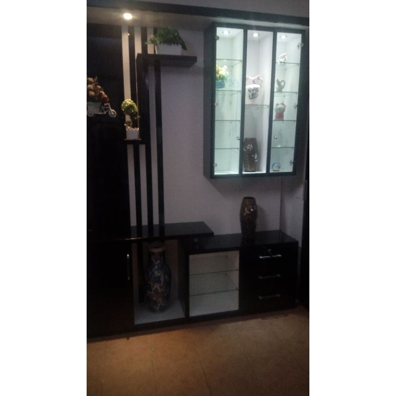 Backdrop panel lemari TV display penyimpanan hiasan.