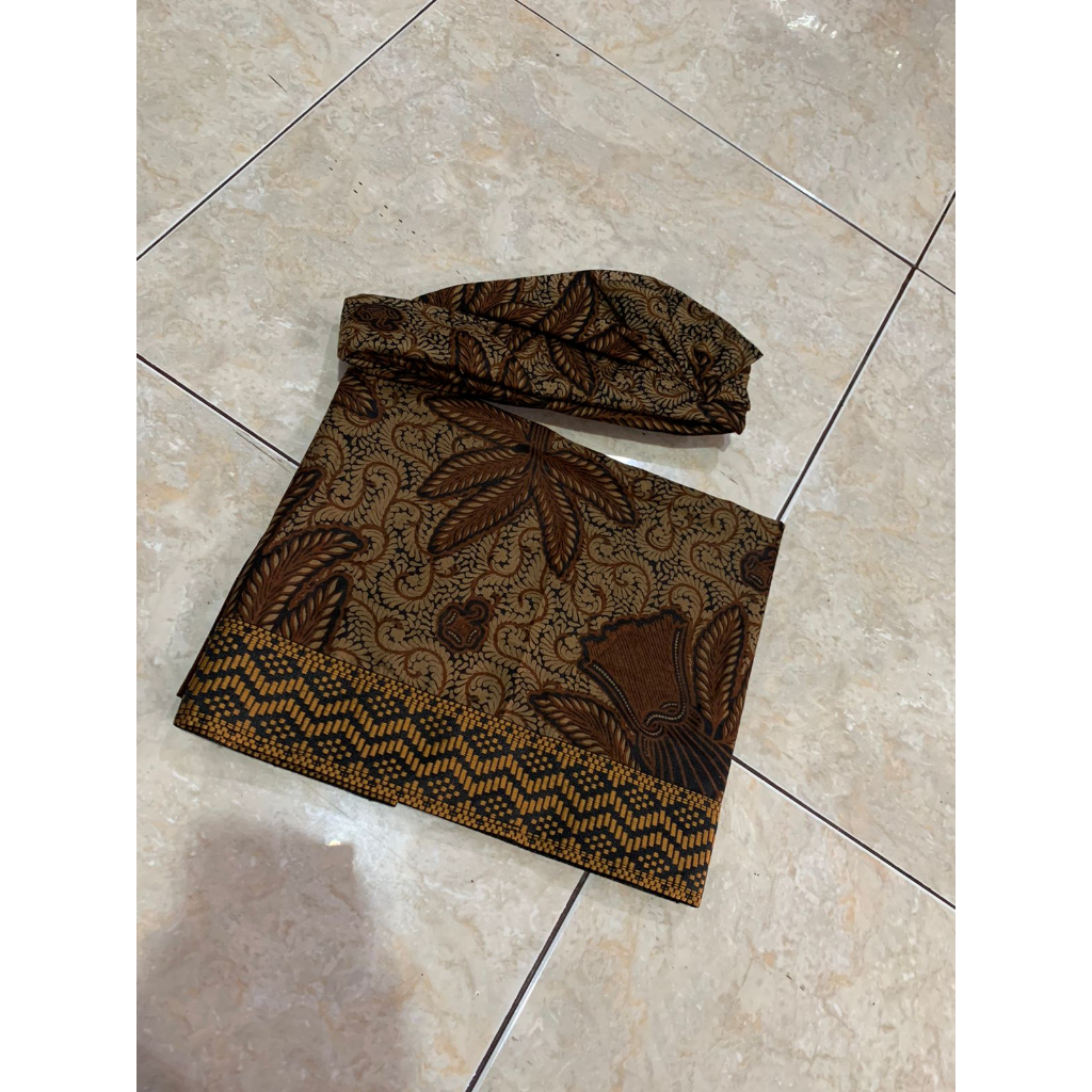 saput dan udeng setengah jadi batik