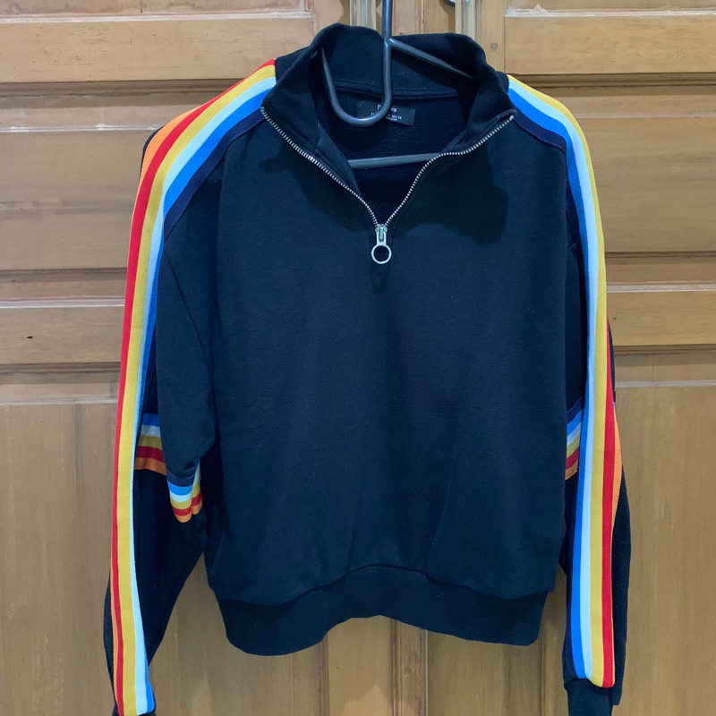 ((Preloved)) Sweater Cewek / Wanita Bershka Hitam Size M