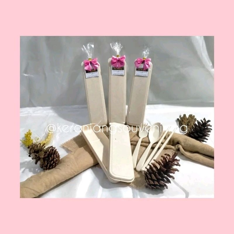 

SOUVENIR SENDOK SET JERAMI GANDUM TEPAK PENSIL