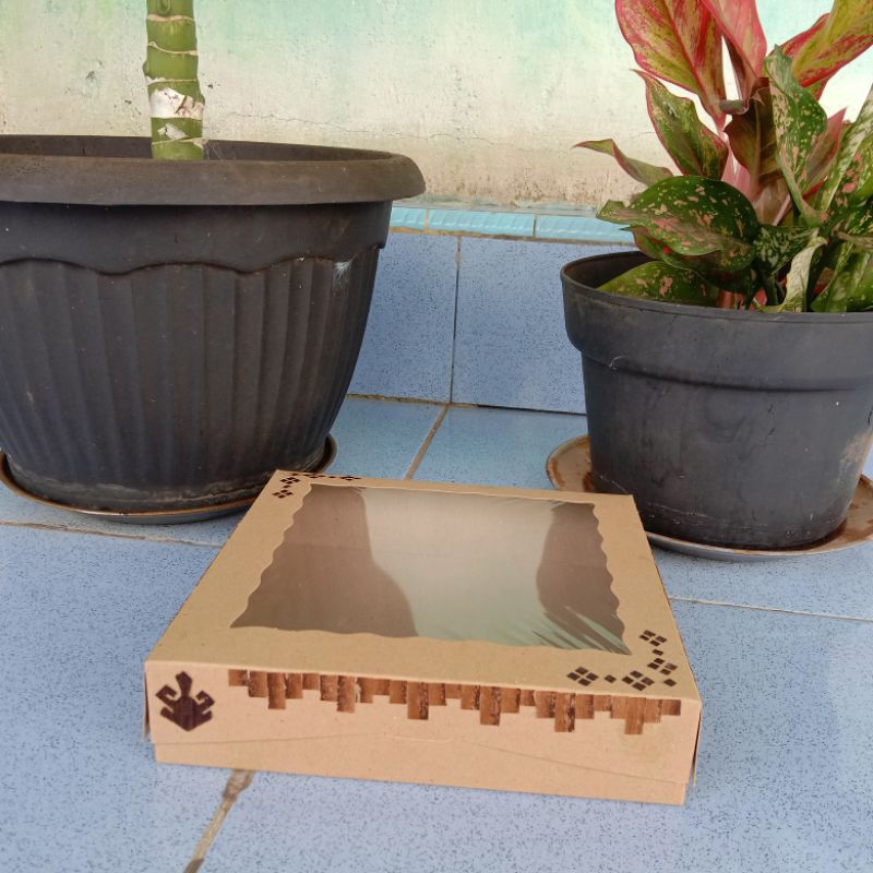 

Box / kemasan kue motif ciri khas Lampung dari pelepah pisang