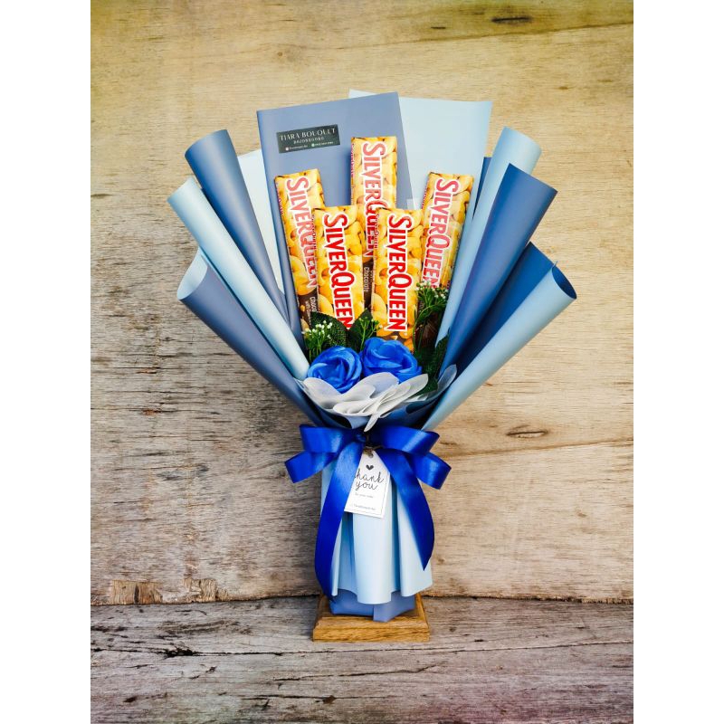 

Buket Bucket Bouquet Cokelat Silverqueen untuk Hadiah Kado Uang Tahun