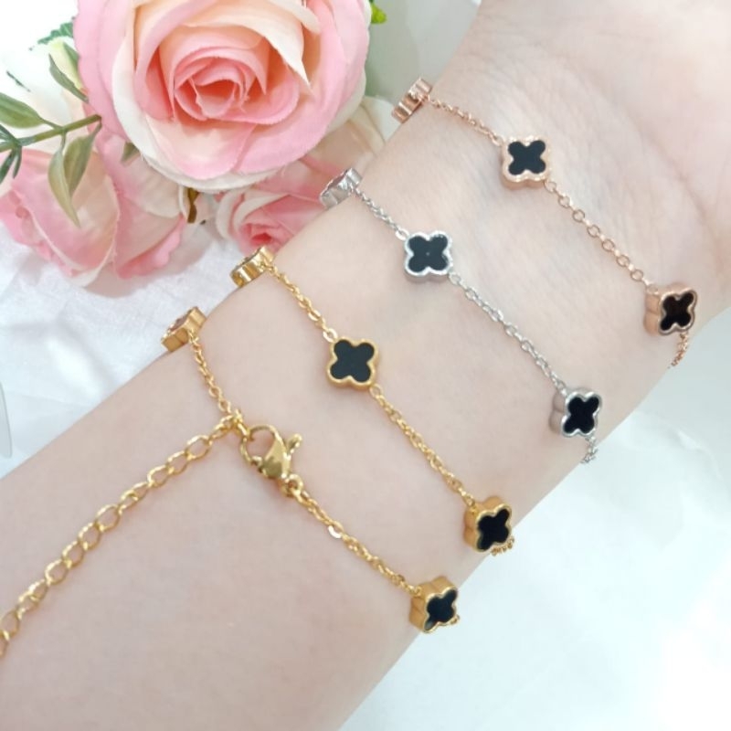 gelang tangan rantai titanium bunga clover hitam kecil bolak balik