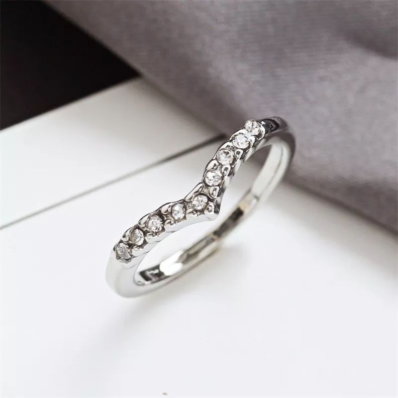 CINCIN FUJI TITANIUM AKSEN BERLIAN / Cincin Bentuk V 2 Warna Gaya Simple Untuk Wanita
