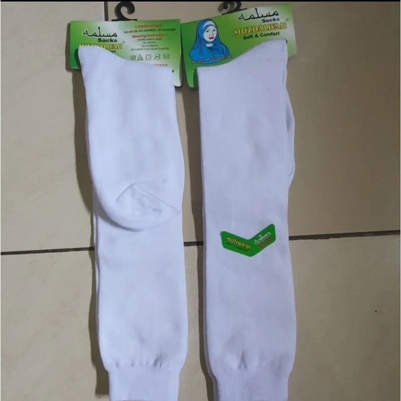 kaos kaki putri paskibraka