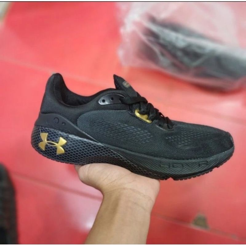 Sepatu Under Armour Machina 3 Black Gold