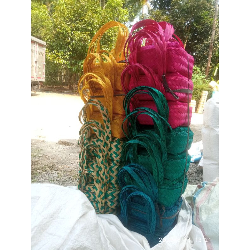 Besek tangkai warna/besek jinjing warna sepasang