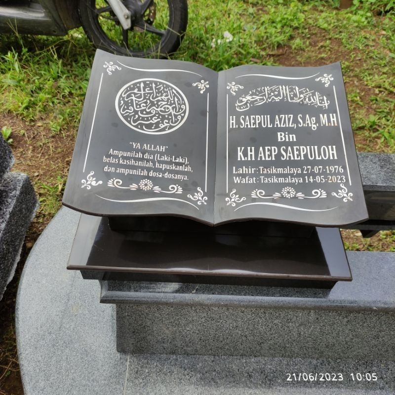 dudukan buku batu nisan