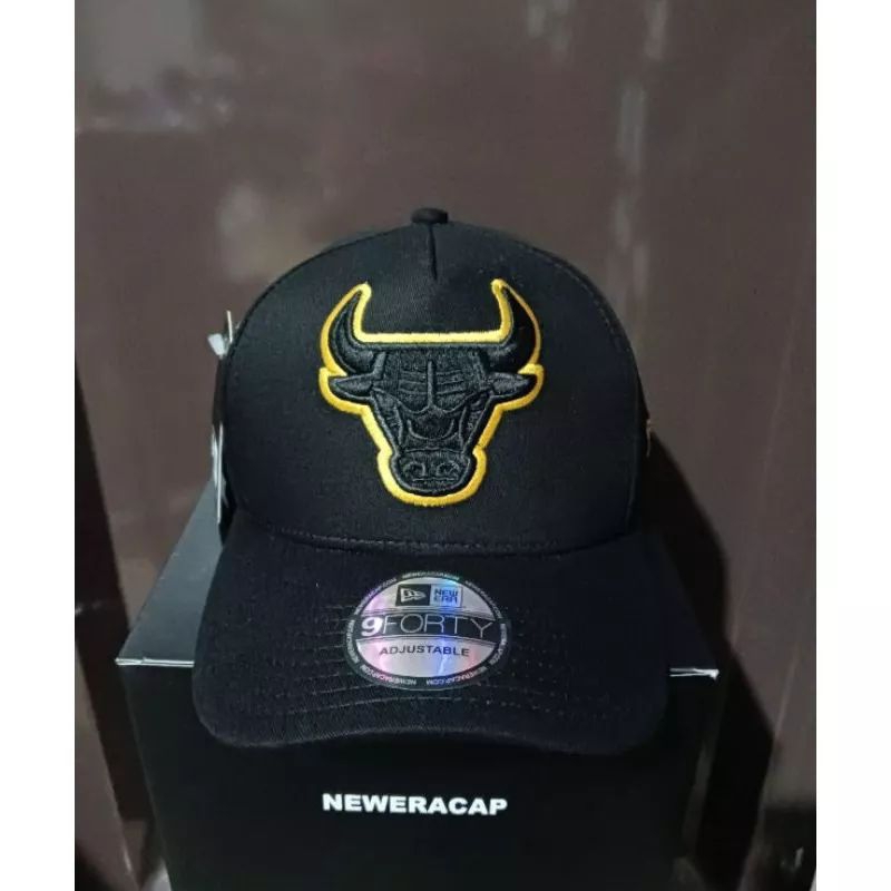 NEW ERA CAP 9Forty ORIGINAL Topi Chicago Bulls Logo List Gold NBA Baseball Cap ORIGINAL AUTHENTIC UN