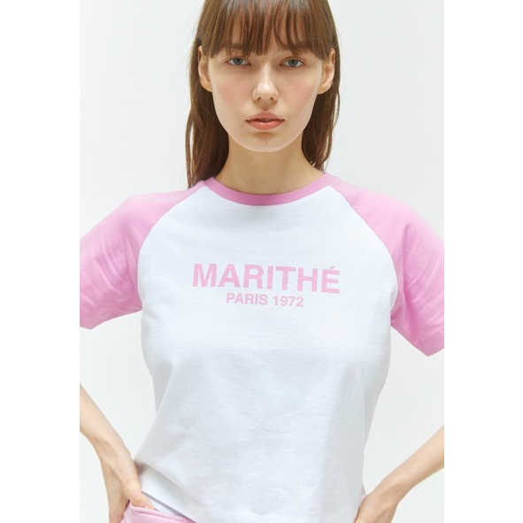 MARITHE W RAGLAN REGULAR LOGO TEE