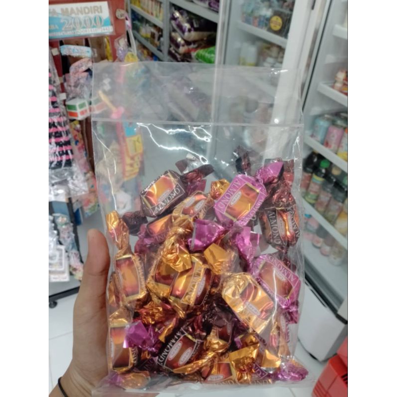 

COKLAT ALMOND 1000G IMPORT