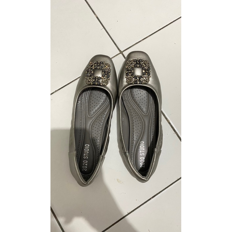 sepatu studio 2020