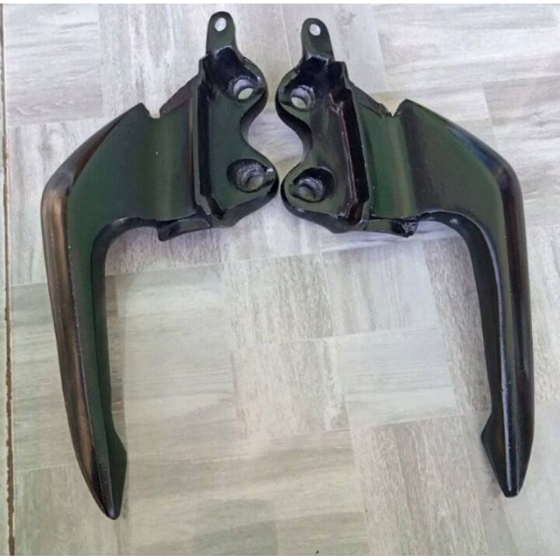 BEHEL BEGEL PLANGER PEGANGAN JOK BLAKANG CB150R LED FACELIT ORI KODE SEPASANG