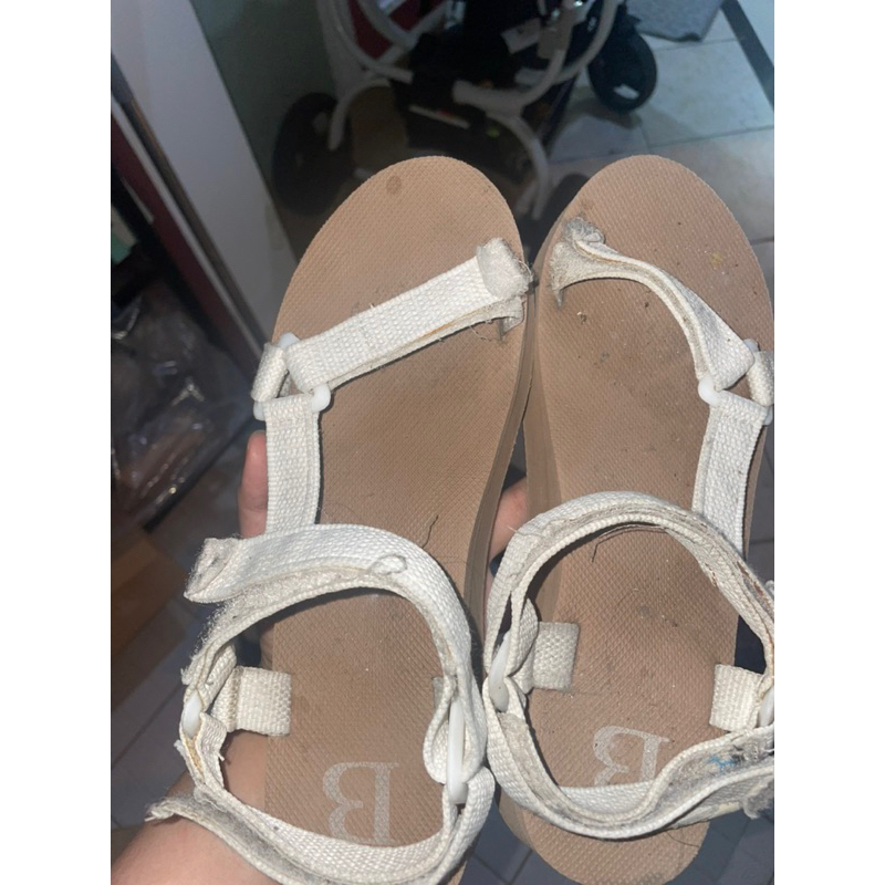 PRELOVED SEPATU SANDAL CEWEK MERK BERRYBENKA