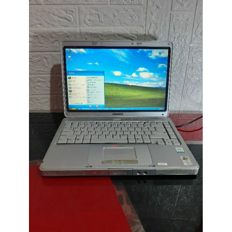 Laptop Compaq Presario V2000 Coleron Silver Minus Batre (Bekas)