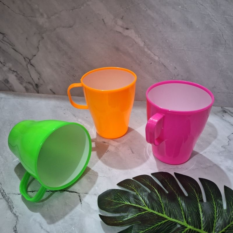 Gelas plastik warna warni.Gelas plastik calista.Gelas minum warna warni