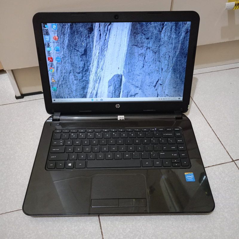 Laptop Merek Hp 14-r033TU, Warna Black Window 10 + Office Intel Celeron N2840 Ram4Gb Ssd128Gb