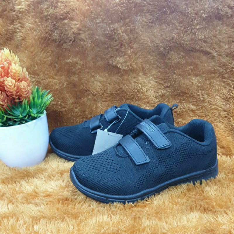sepatu sekolah fullblack  runner 33-37