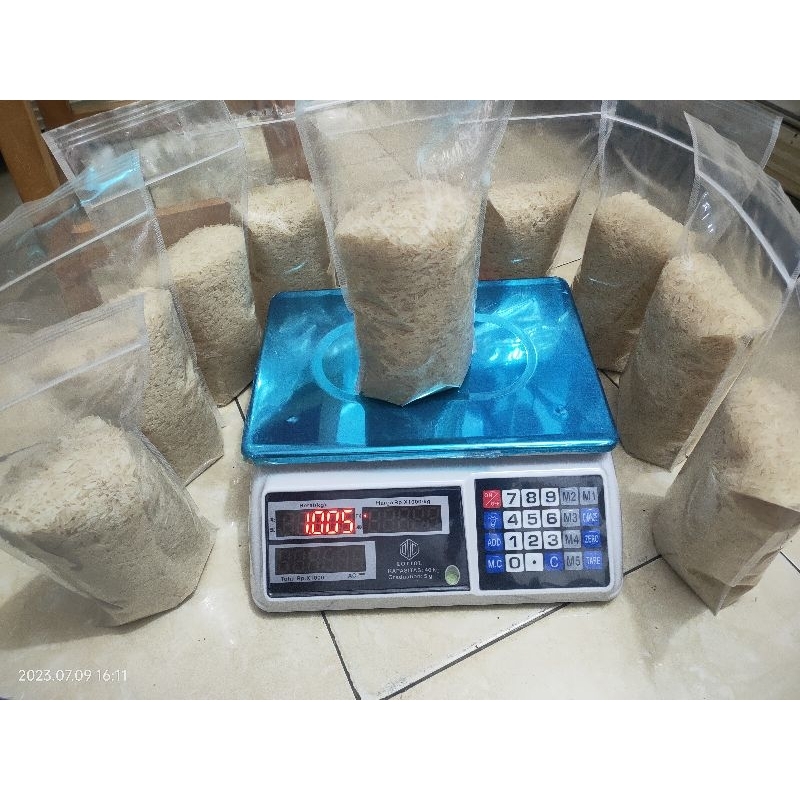 

Beras Basmati SHUKRIYA PREMIUM Rice Basmati 1kg / 1/2kg.