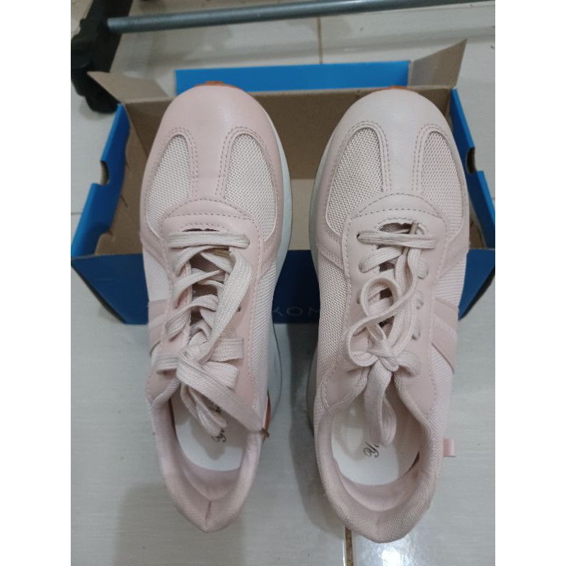 Sepatu Yongki Komaladi sport wanita