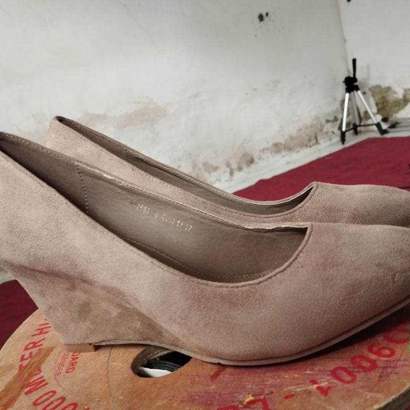 sepatu wedges merk BATA warna moka
