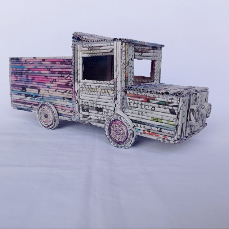 Miniatur Mobil Pickup dari Lintingan Koran Bekas
