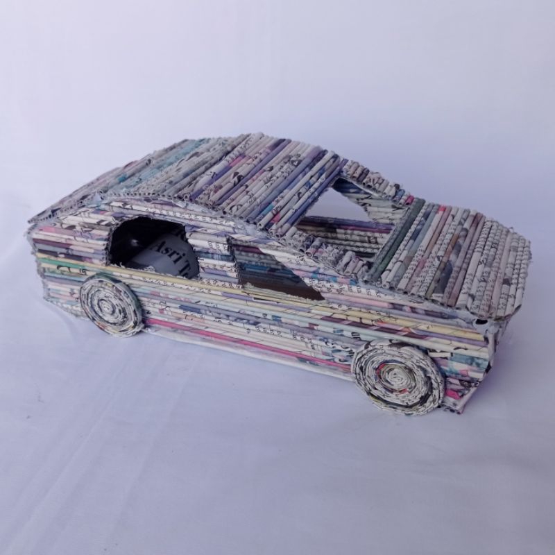 Miniatur Mobil dari Koran Bekas Lintingan