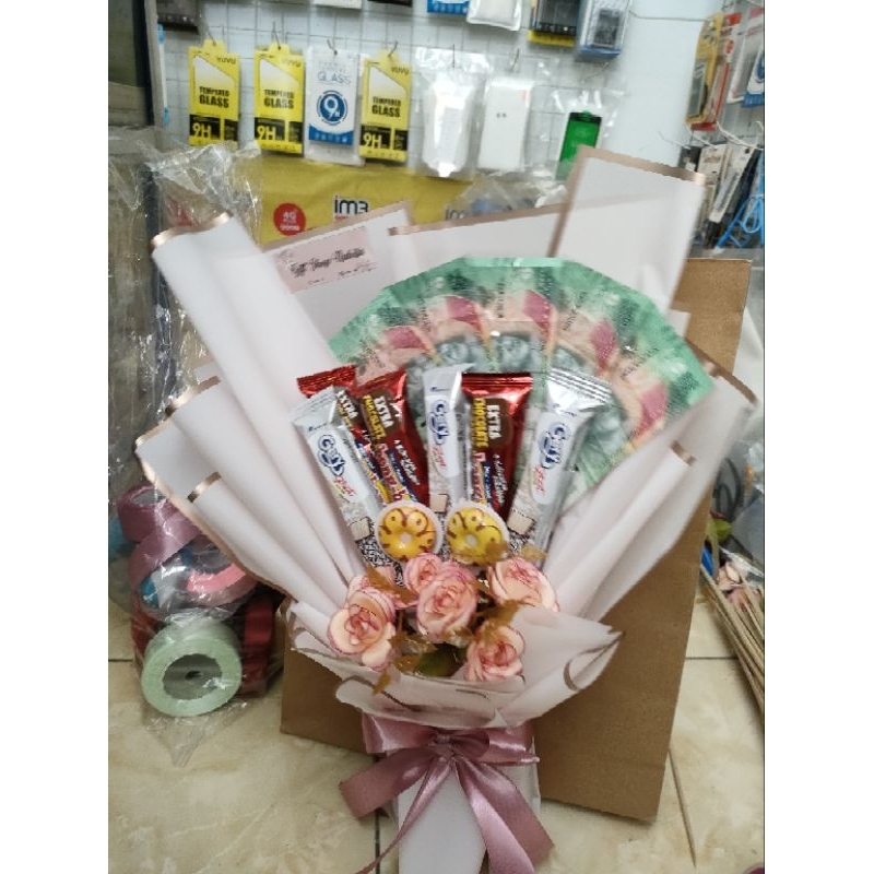 

buket coklat +uang untuk isi bisa rikues