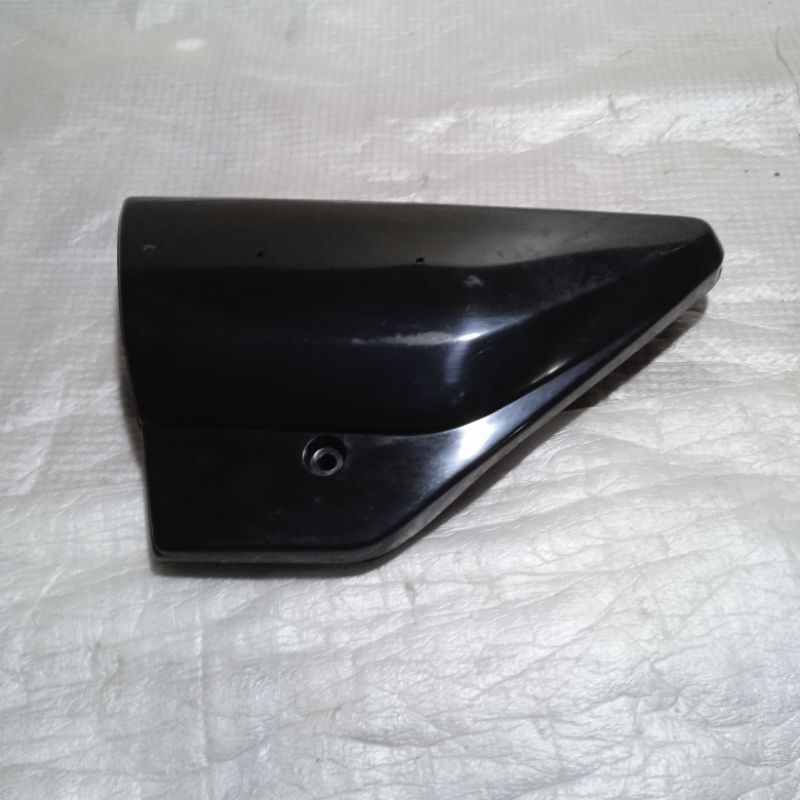 Cover Box aki accu tengah kiri Suzuki TRS Original SGP Nos