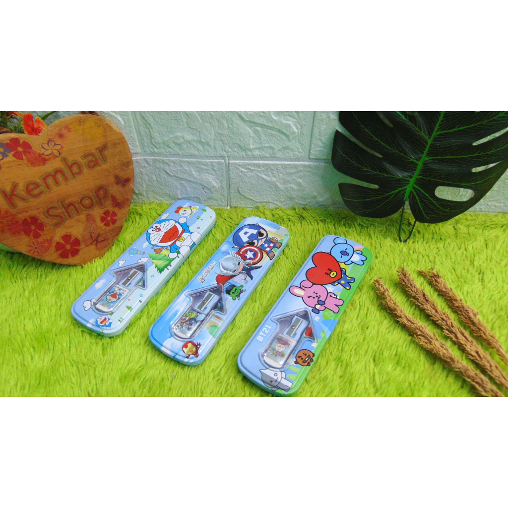 

TP-ARROW Tempat Pensil Kaleng Dosgrip Plus Set Alat Tulis Penghapus Rautan Motif Random