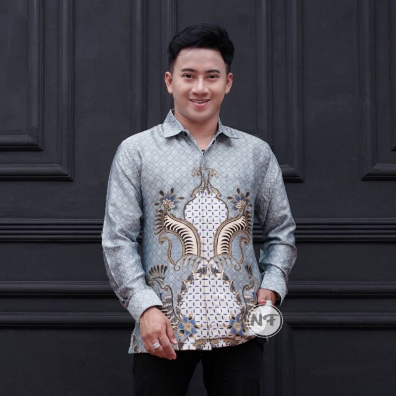 Batik-Pria-Premium-Elegan-Modern-Lengan Panjang,Berfuring,bahu-pakai-busana
