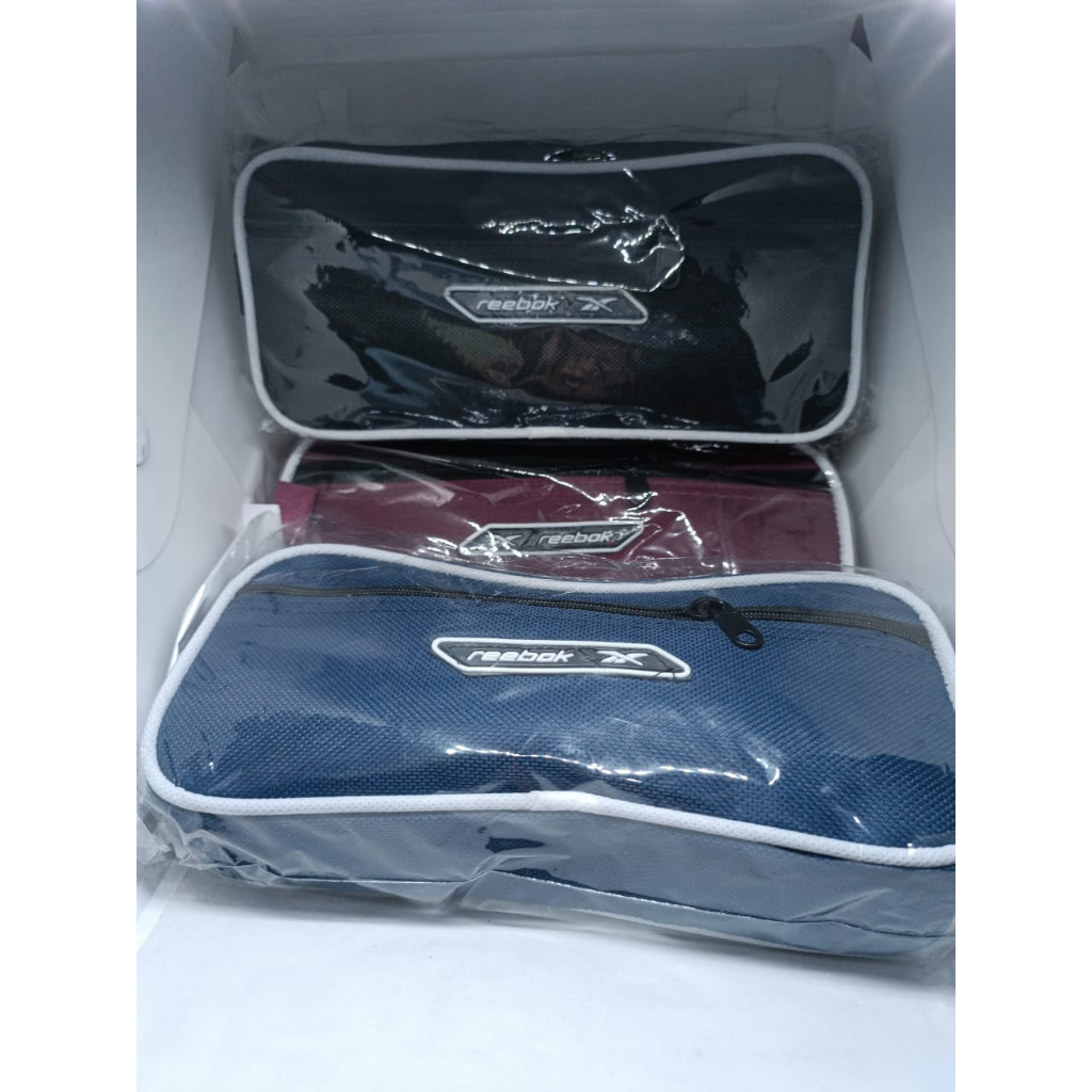 

TEMPAT PENSIL SLETING BAHAN KAIN HITAM BIRU MERAH POLOS MEREK REEBOK 1 PCS