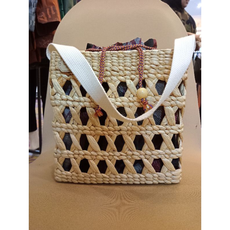 Nayla Tas etnik anyaman eceng gondok