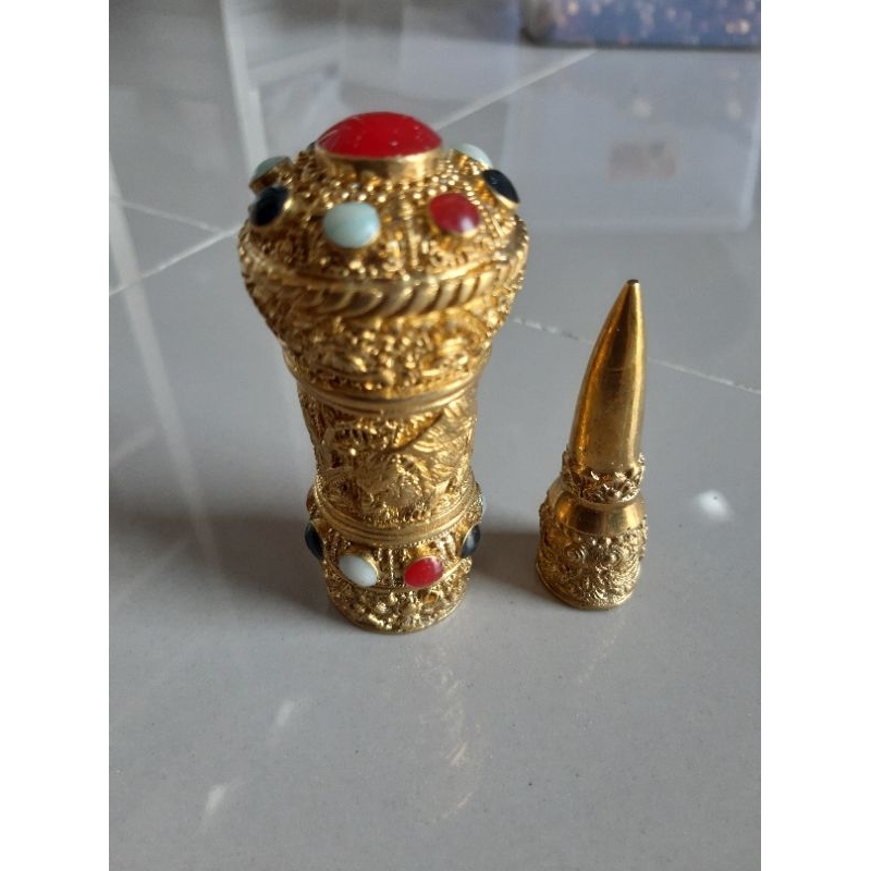 ornamen tongkat komando wesi kuning