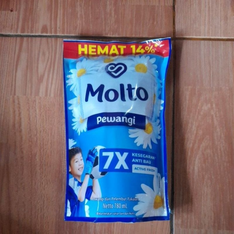 Molto pewangi 780 ml